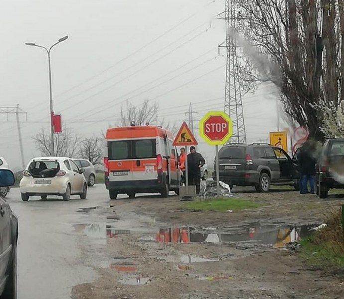 Тежка катастрофа на Асеновградско, линейка е на мястото СНИМКИ