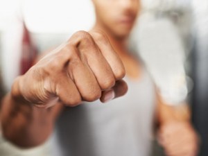 27-годишен скочи да бие мъж насред улицата, отмъкна му телефона