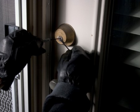 Апаш претараши ресторант в Пазарджик, друг пък изпочупи витрината на кафе