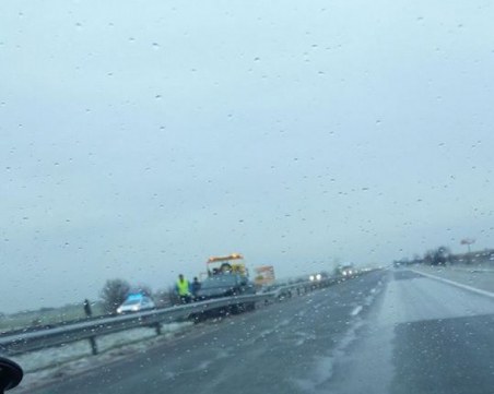 БМВ се е забило в мантиналата на Тракия, шофьорът не е пострадал