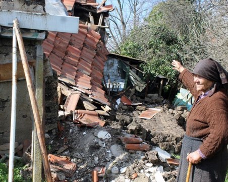 Част от кирпичена къща рухна, едва не уби 83-годишна жена СНИМКИ