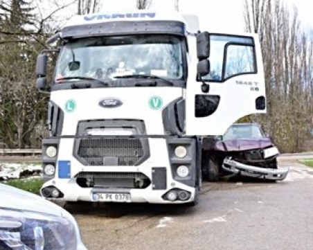 Джип се вряза в тир, дете е в болница