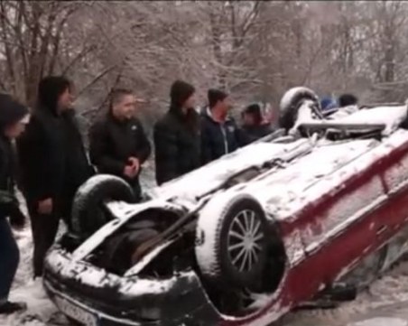 Кола излетя от пътя и се обърна при входа на Русе