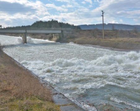 Преливат язовирите в Карнобатско! Готвят евакуация