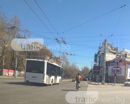 Сутрин сняг в Пловдив, следобед голи до кръста по улиците СНИМКИ