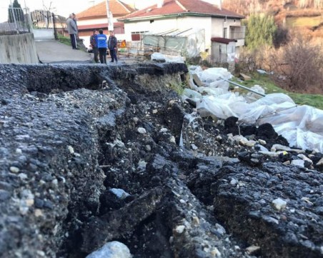 Три родопски села са заплашени от свлачище, евакуират хора СНИМКИ