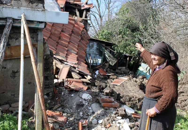 Част от кирпичена къща рухна, едва не уби 83-годишна жена СНИМКИ