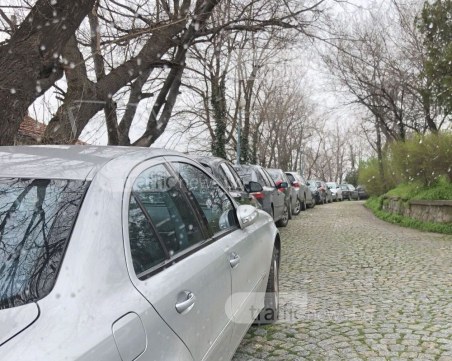 Безхаберие и безнаказаност: Сахат тепе се превърна в магистрала и паркинг СНИМКИ