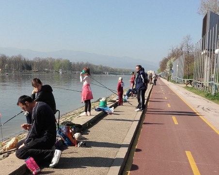 Деца ловят риба на Гребната база, най-добрите получават награди