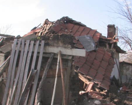 Самотна възрастна жена остана без дом заради силния вятър