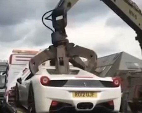 Смачкаха луксозно ферари за скрап заради неизрядни документи