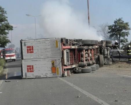 Тир катастрофира на магистралата до Пловдив! Две ленти са блокирани