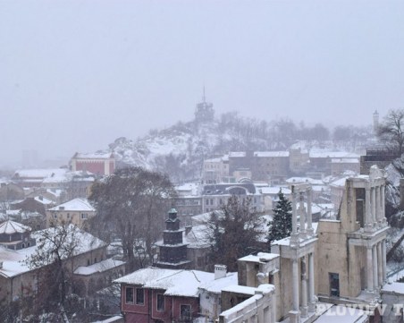 Жълт код за сняг и дъжд в Пловдив! Студ и мраз сковават страната