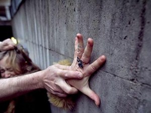 Пловдивчанин скочи да бие жена в Тракия, арестуваха го