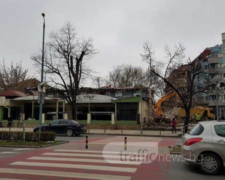 Бутат култовото Папараци, вдигат мултифункционална модерна сграда  СНИМКИ