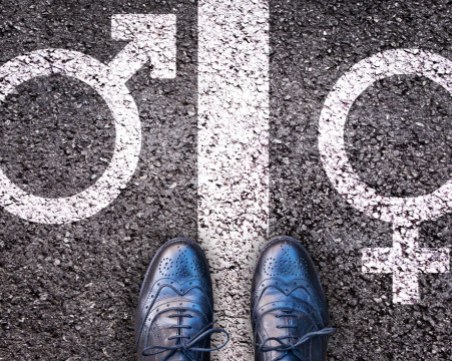 Данъчен служител си смени пола, за да се пенсионира по-рано