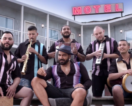 Голмайстор на ЦСКА върти кючеци и пее с пълен глас върху песен на Азис ВИДЕО