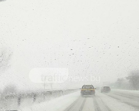 Магистрала Тракия отново стана ледена пързалка, образува се тапа СНИМКИ и ВИДЕО