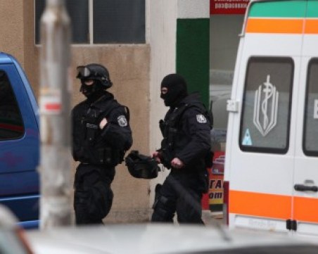 Психично болен се барикадира в жилището си, полицаи го озаптиха