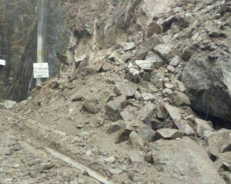 Спряха влаковете Пловдив-Карлово заради свлачище ВИДЕО