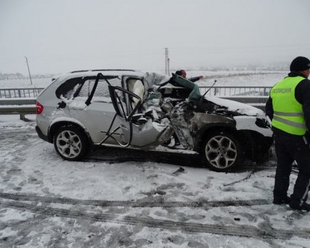 Тежка катастрофа между БМВ и тир затвори главен път СНИМКИ