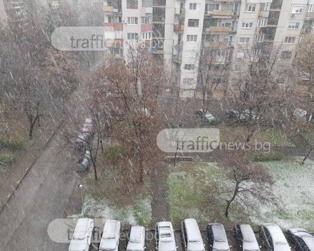 Тихо се сипе... пролетен сняг в Пловдив! Валежите се усилват