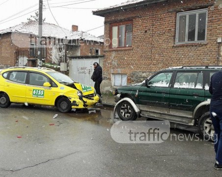 Катастрофа в Коматево! Такси помля няколко автомобила СНИМКИ