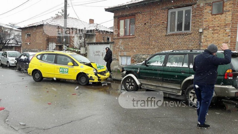 Катастрофа в Коматево! Такси помля няколко автомобила СНИМКИ