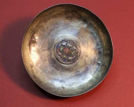 Дядо Николай показва съкровища на митрополията за Великден