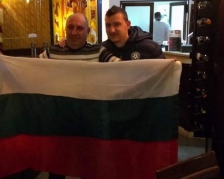 Фенове навиват Тошко Неделев за ЦСКА, той се снима с тях