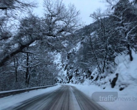 Ограничения по пътищата в Смолянско! Над 65 машини чистят снега
