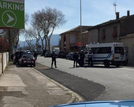 Освободиха заложниците във Франция, застреляха нападателя