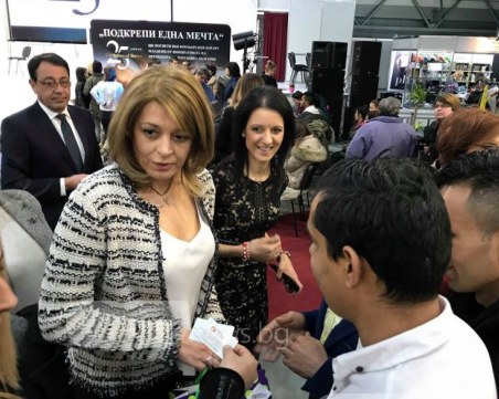 Първата дама в Пловдив: “По-добре да ги научим да ловят риба, вместо да им я даваме в ръцете“ ВИДЕО