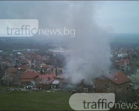 Пожар стресна жителите на Куклен, жена припадна СНИМКИ