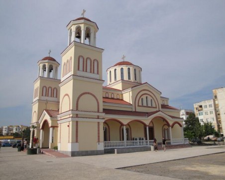 Раздават над 300 порции печена риба в Тракия днес