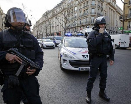 Въоръжен мъж взе заложници във Франция