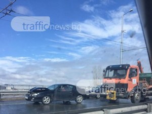 Катастрофа на надлез „Родопи”, удариха се камион и кола СНИМКИ