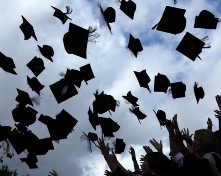 391 абсолвенти от ПУ получават днес дипломите си, 152-ма са отличници