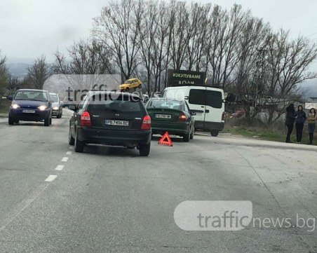 Катастрофа на разклона за Златитрап затруднява движението СНИМКИ