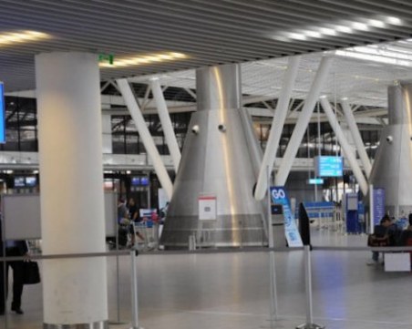 На Аерогара София кацна грък, издирван за предумишлено убийство. Задържаха го