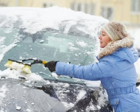 Откраднаха колата на жена, докато я почиства от снега