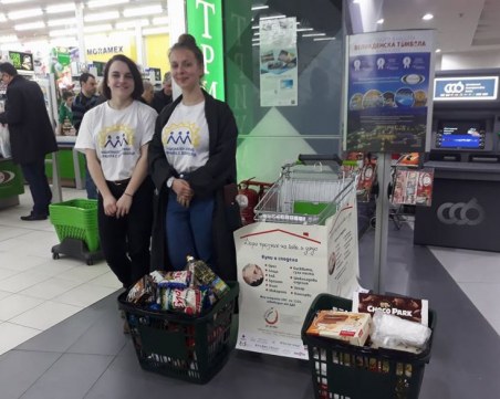 Пловдивчани с големи сърца даряват храна на възрастни хора