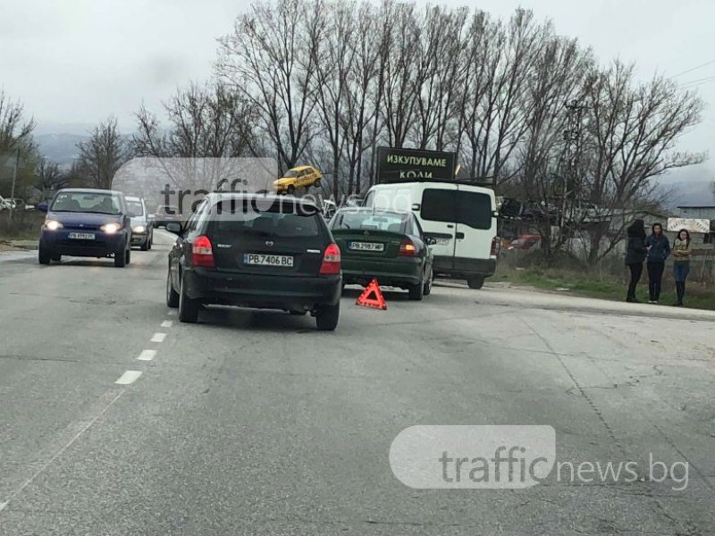 Катастрофа на разклона за Златитрап затруднява движението СНИМКИ