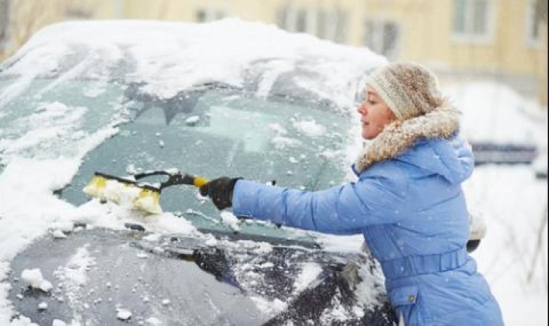 Откраднаха колата на жена, докато я почиства от снега