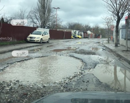 Огромни дупки зейнаха по бул. 