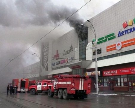 Пожар изпепели три деца в руски мол