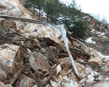 Свлачище затвори пътя над Бачково, стотици пловдивчани останаха в капан