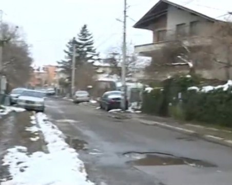 Цял квартал на протест заради камионите, минаващи под прозорците им