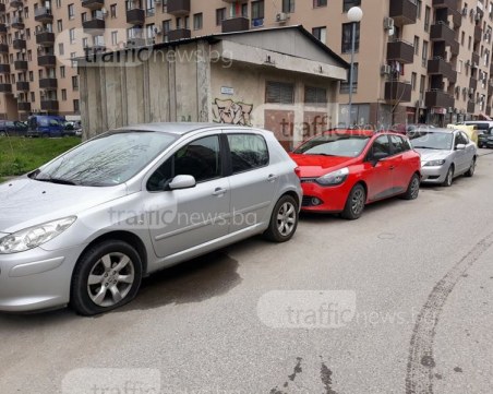 Война за паркомясто в Пловдив! Коли осъмнаха с нарязани гуми СНИМКИ