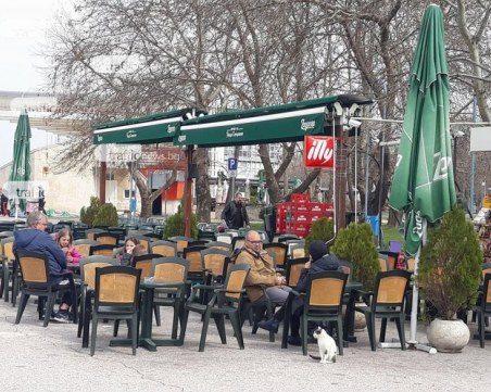 Зимата дотегна на пловдивчани! И при 2 градуса седнаха да пият кафе навън СНИМКИ
